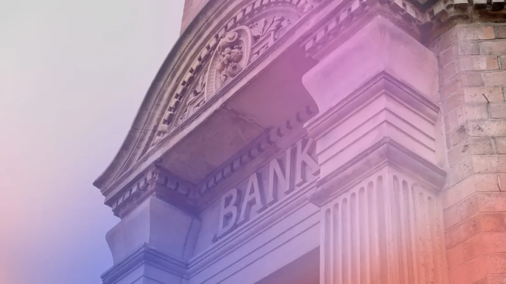 Bankfasad med pelare och skylten "Bank"