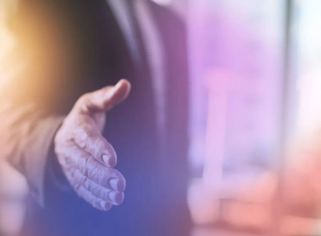 Utsträckt hand för handslag, symbol för en välkomnande onboarding