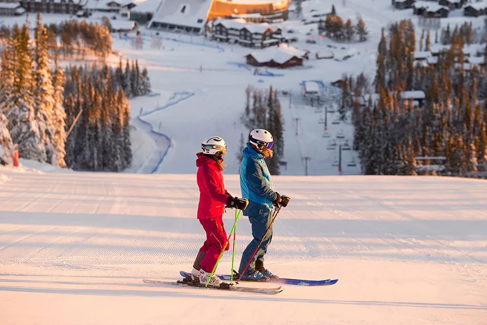 Två skidåkare i backen, kundcase Skistar