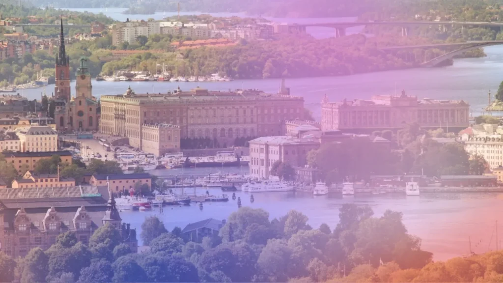 Vy över en stad vid vattnet